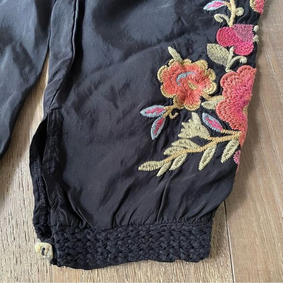 Johnny Was Black Floral Embroidered Pull-On Crop Jogger Women's Hipster Pants - Picture 8 of 8